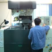 ワイヤーカット装置　機械加工設備